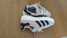 Tennis adidas apenas usados uma vez.
