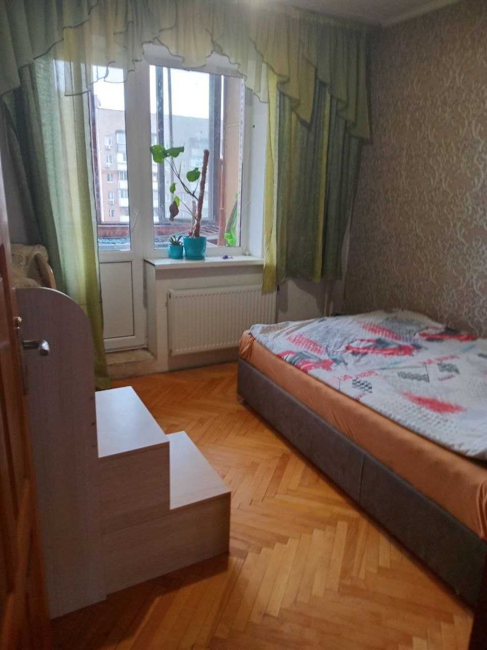 Подобово 3-кімнатна квартира на пр.Червоної калини 8