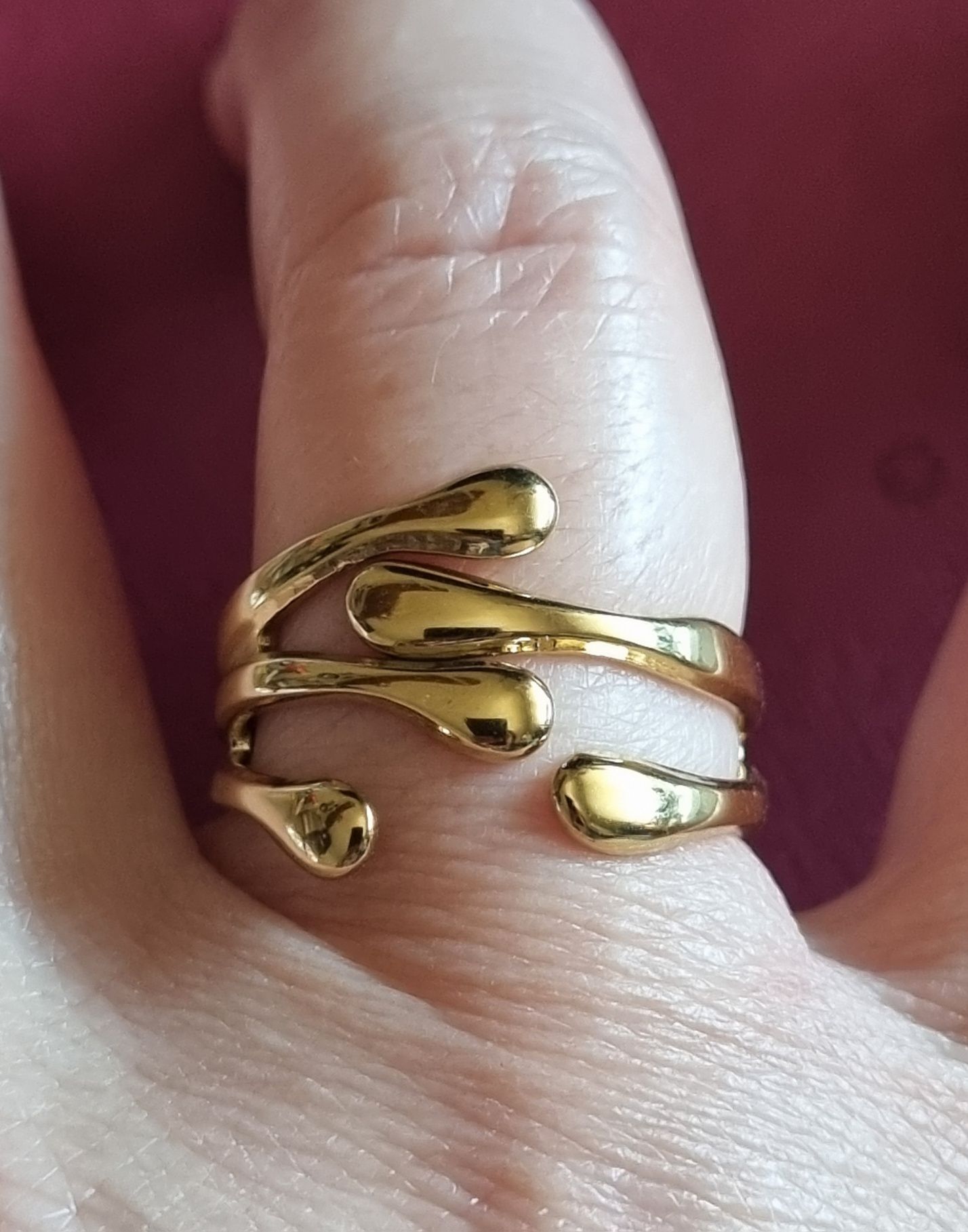 Anel dourado, em aço inoxidável, muito elegante. Ajustável