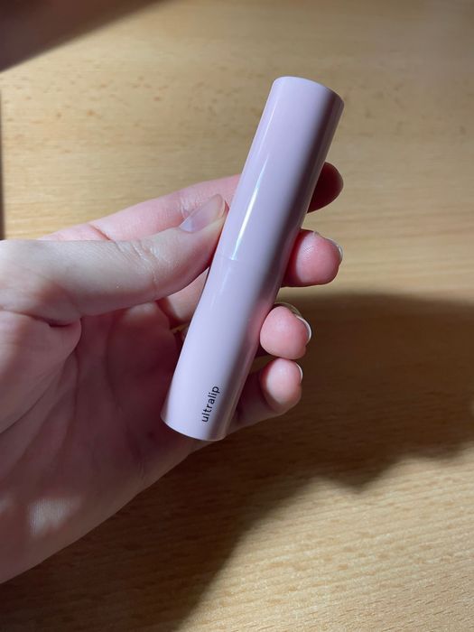 Зволожуюча напівпрозора помада для губ glossier ultralip (fete)