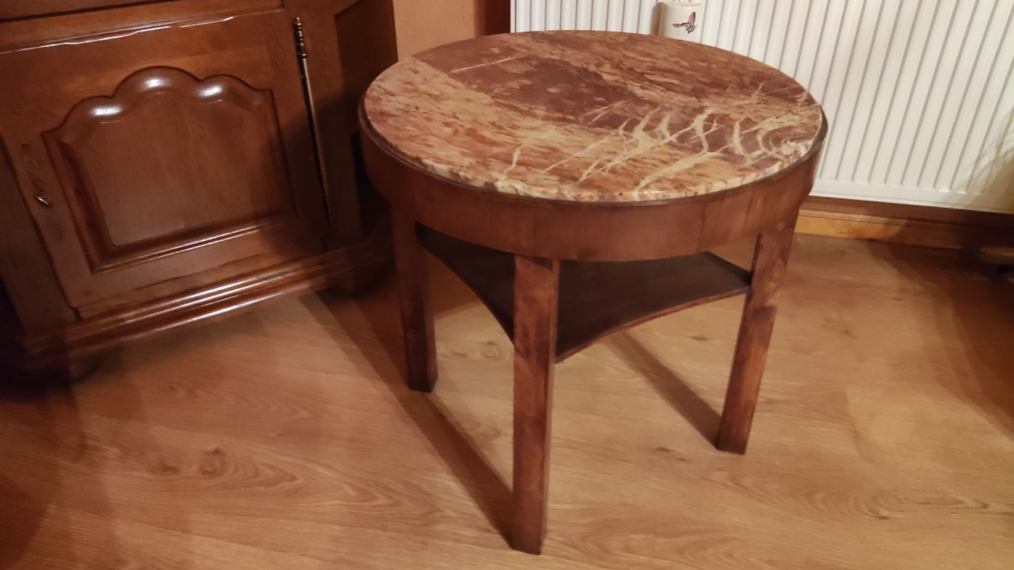 Zabytkowy okrągły stół z marmurowym blatem