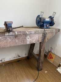 Mesa carpinteiro com tornos e rebarbador