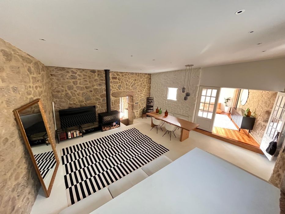 À VENDA - Casa de Pedra Única