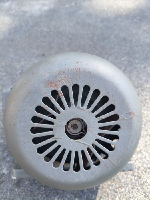 Электродвигатель 220v 50 Hz 750 об/мин. 6,5 А