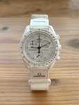 Omega x Swatch Snoopy SO33W700 Biały Marmur z Księżycową Fazą