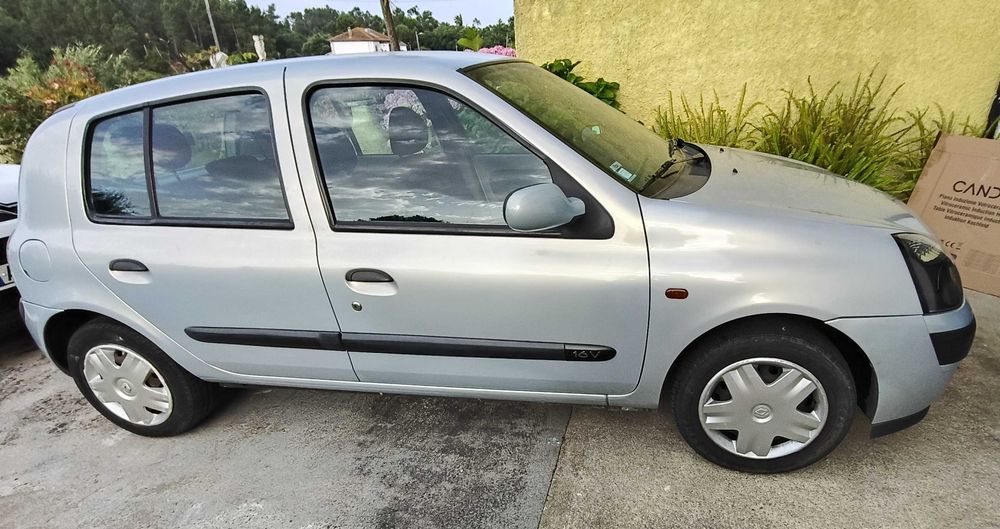 Renault Clio 2002 – 111.074 km – Muito estimado