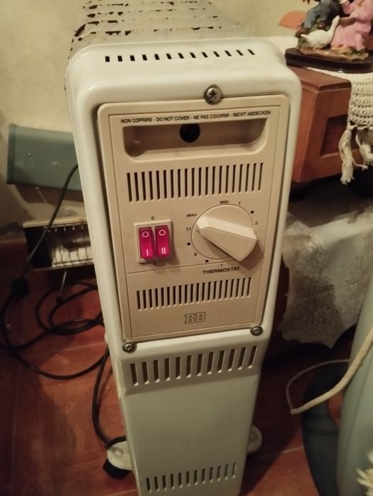 Aquecedor a óleo potente a funcionar muito bem