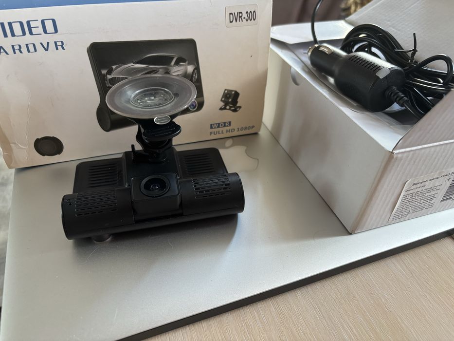 Відеореєстратор 3в1: камера в салон і заднього виду