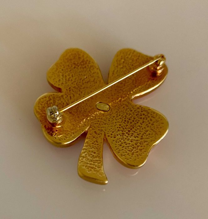 CHANEL VIT Coco Mark Brouch Clover Coral Pink