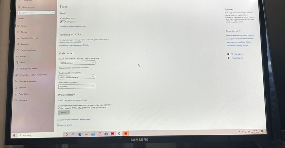 Dwa Monitory razem z stelażem