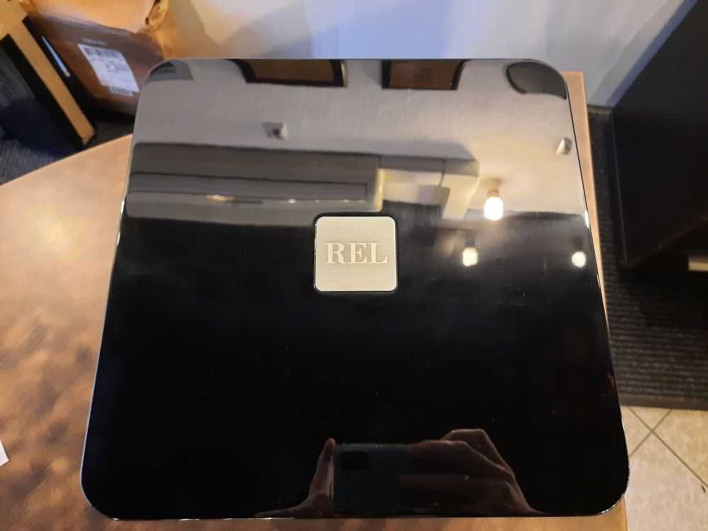 Aktywny subwoofer REL T5x 8cali 125W czarny wysoki połysk