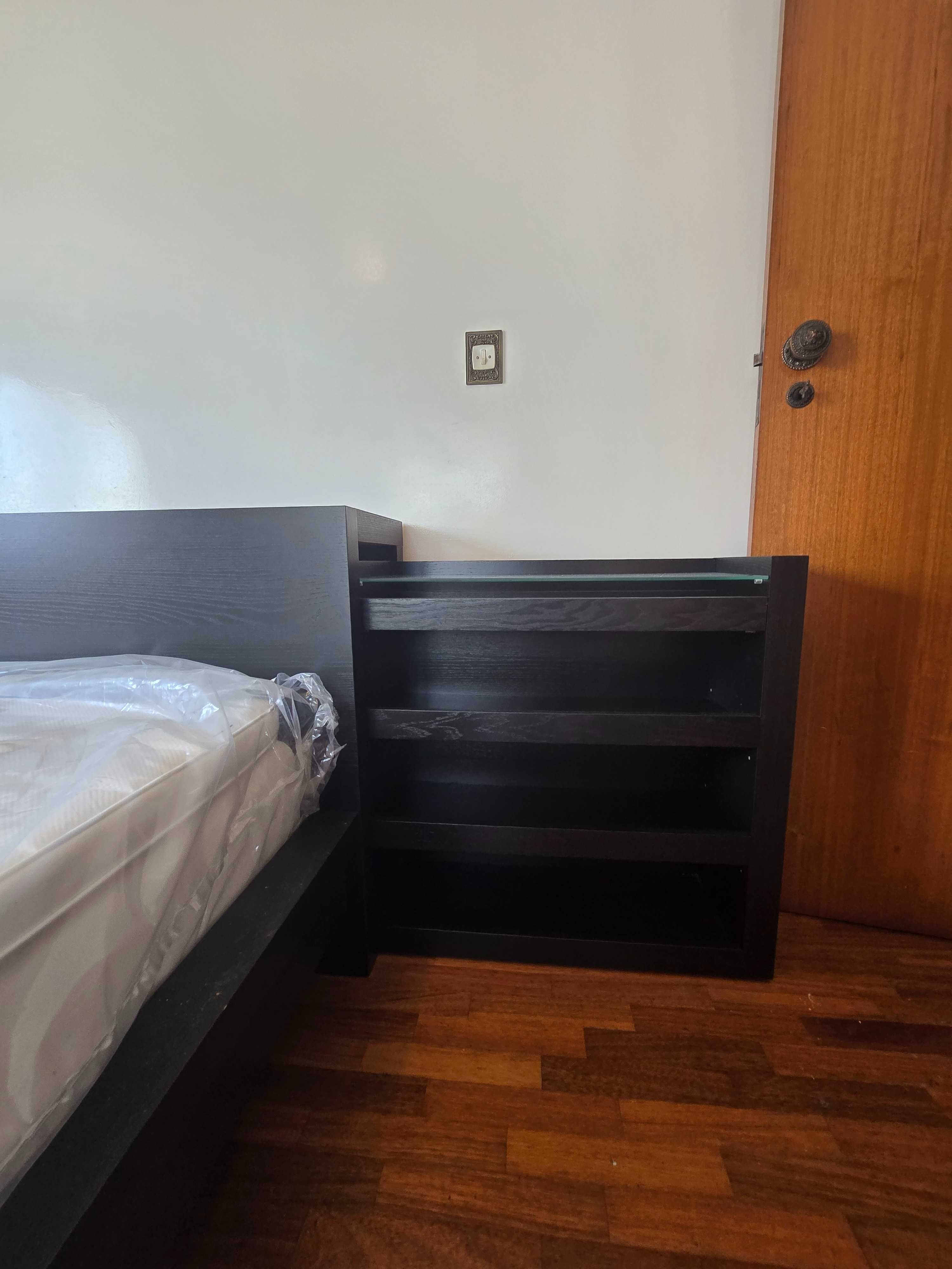 Cama de casal com cabeceira e mesas de cabeceira (colchão incluído)