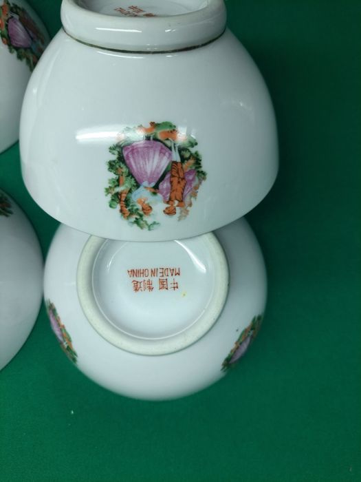 Chávenas de chá e tijelas