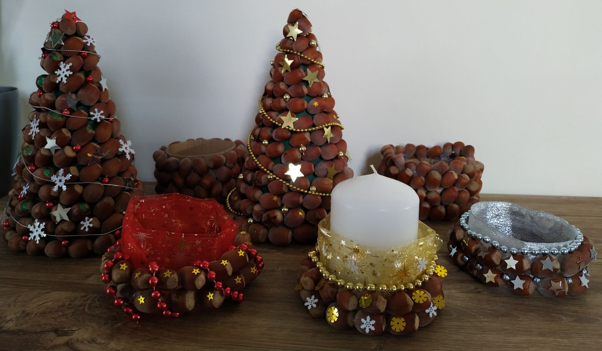 Ręcznie robione ozdoby świąteczne choinki z orzechów