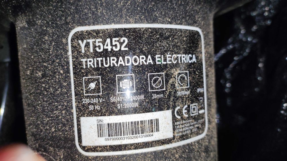 Triturador elétrico de galhos, ramos e folhas