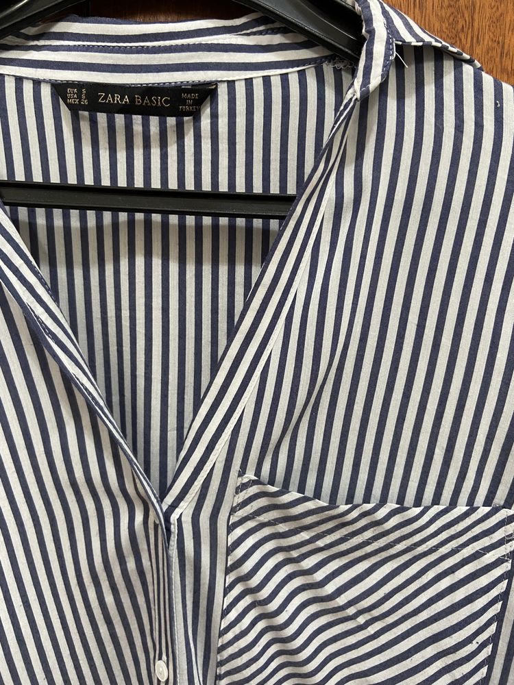 Camisa às riscas azul e branca fluída decote em V Zara