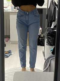 jasnoniebieskie jeansy mom fit