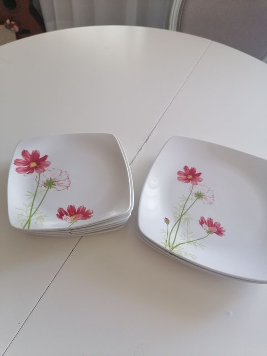 Conjunto de Pratos com Flores