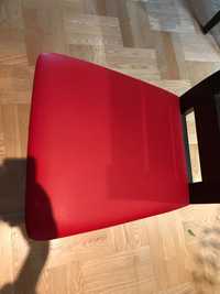 Zestaw stół i 4 krzesła koloru czerwonego. ze skóry ekologicznej.