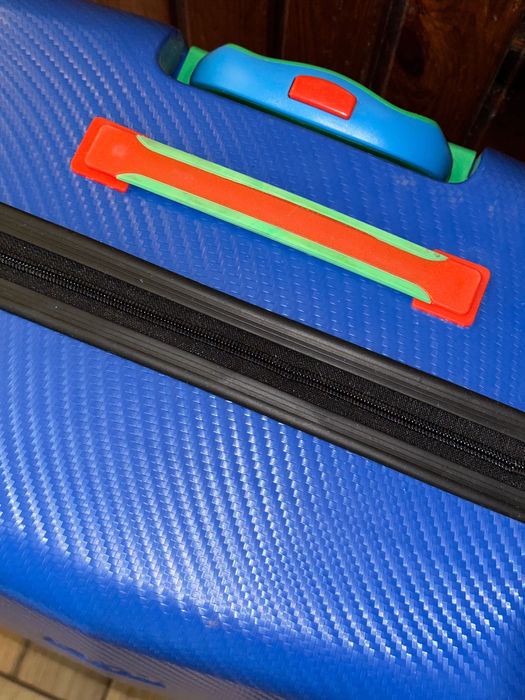 Продам свои чемоданы по ненадобности