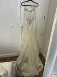 Vestido de noiva ProNovias estilo sereia,de renda francesa e pedraria