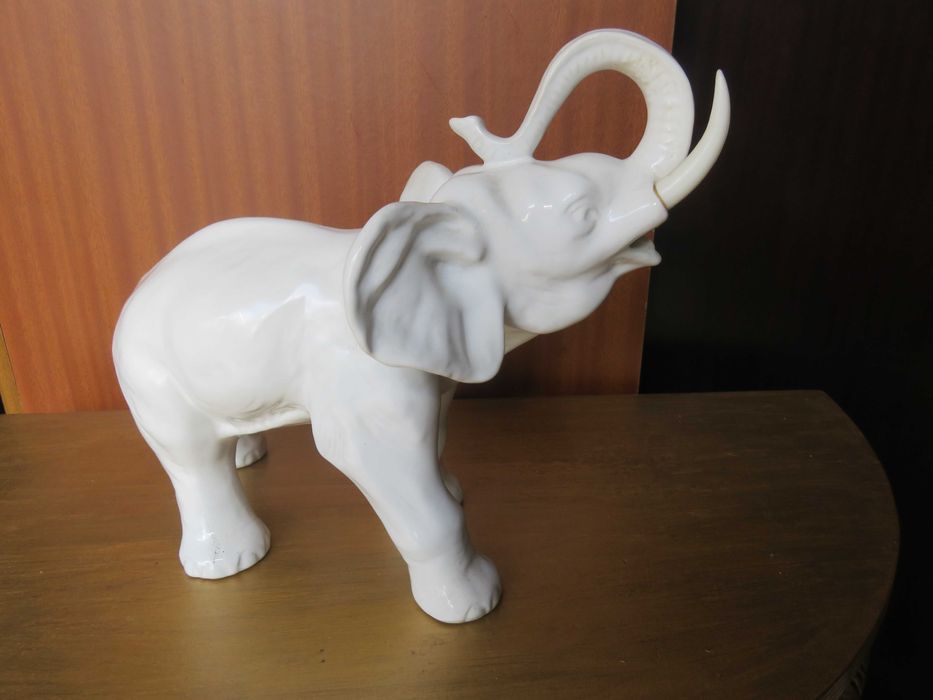 Elefante em louça branca, vidrado, peça única.