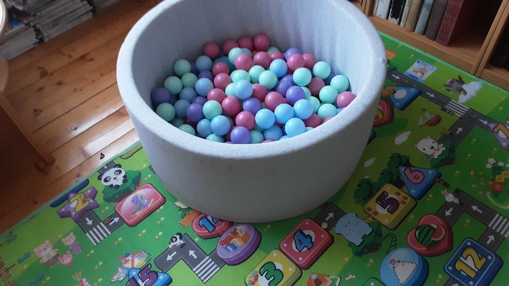 Suchy basen z piłkami dla dziecka
