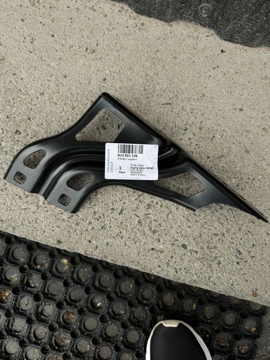 Крепеж крыла передний правый Audi Q3 2011-2018