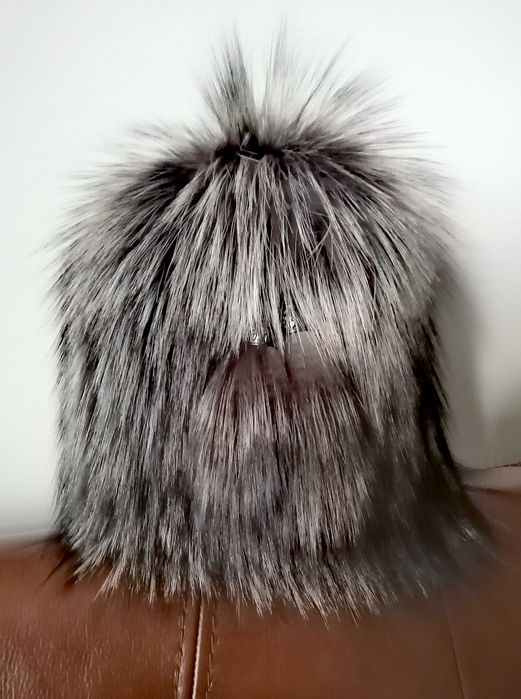 Хутряна шапка з чорнобурої лисиці