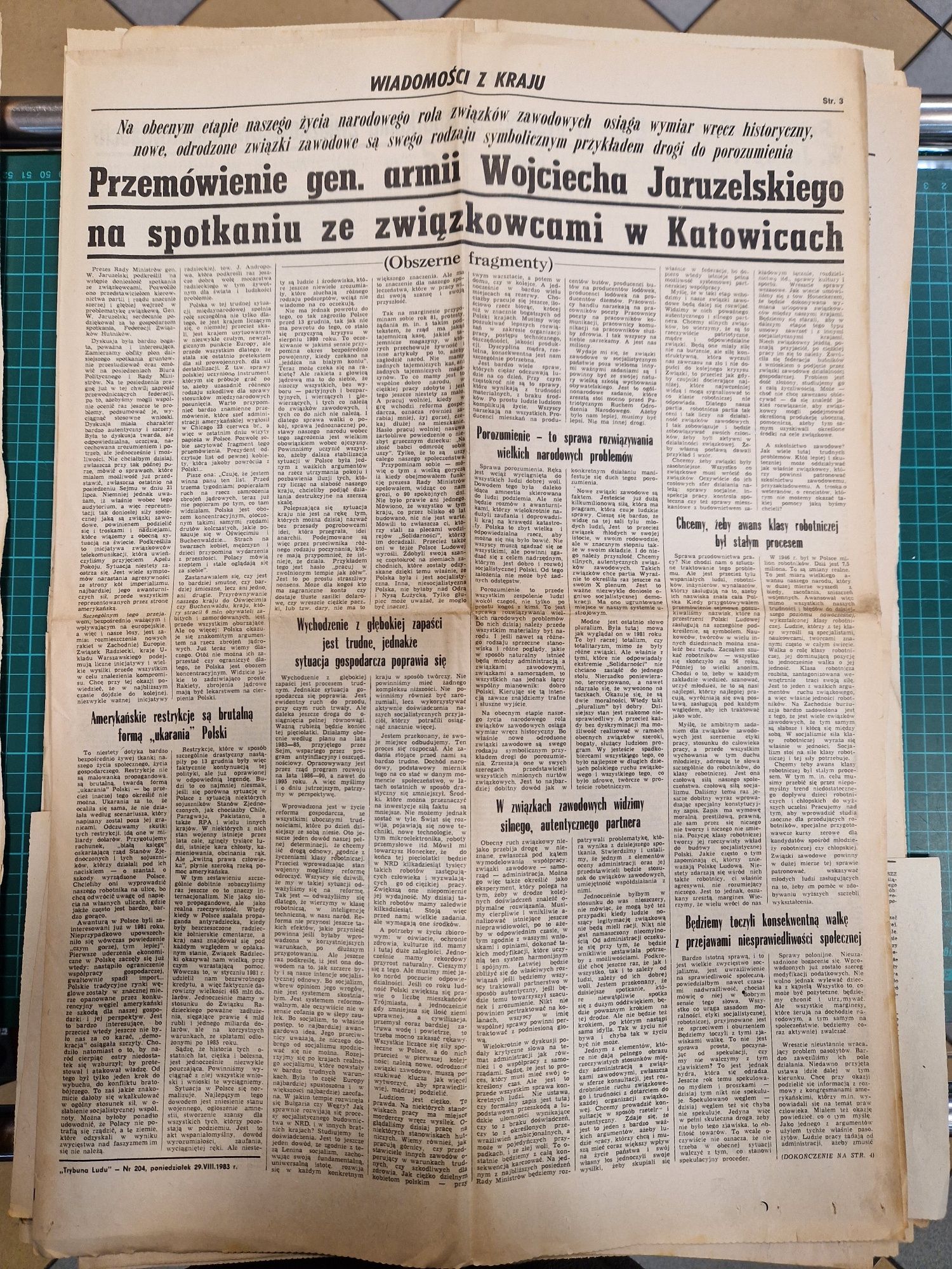 Wycinki z gazet materiały propagandowe dotyczace Solidarności.