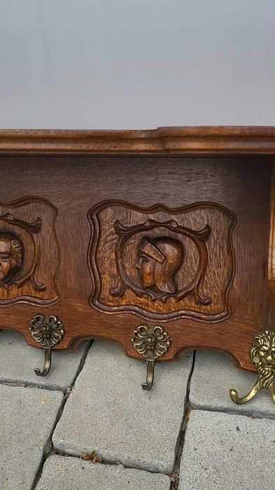 Старовинна настінна вішалка з поличкою декорована різьбою