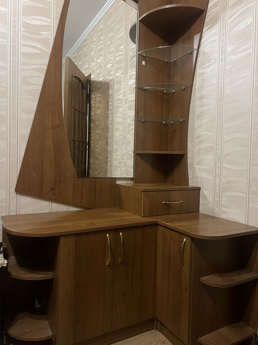 Кутовий шкаф з дзеркалом