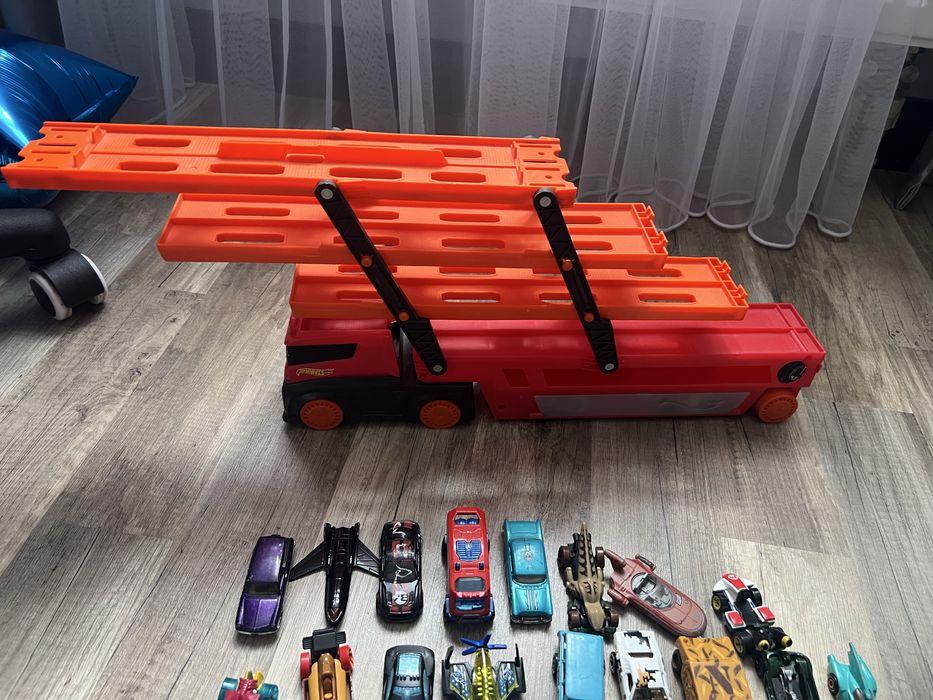 Фура HotWheels + машинки 34шт.