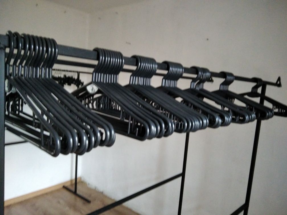 Wieszaki plastikowe, obrotowe, duże.