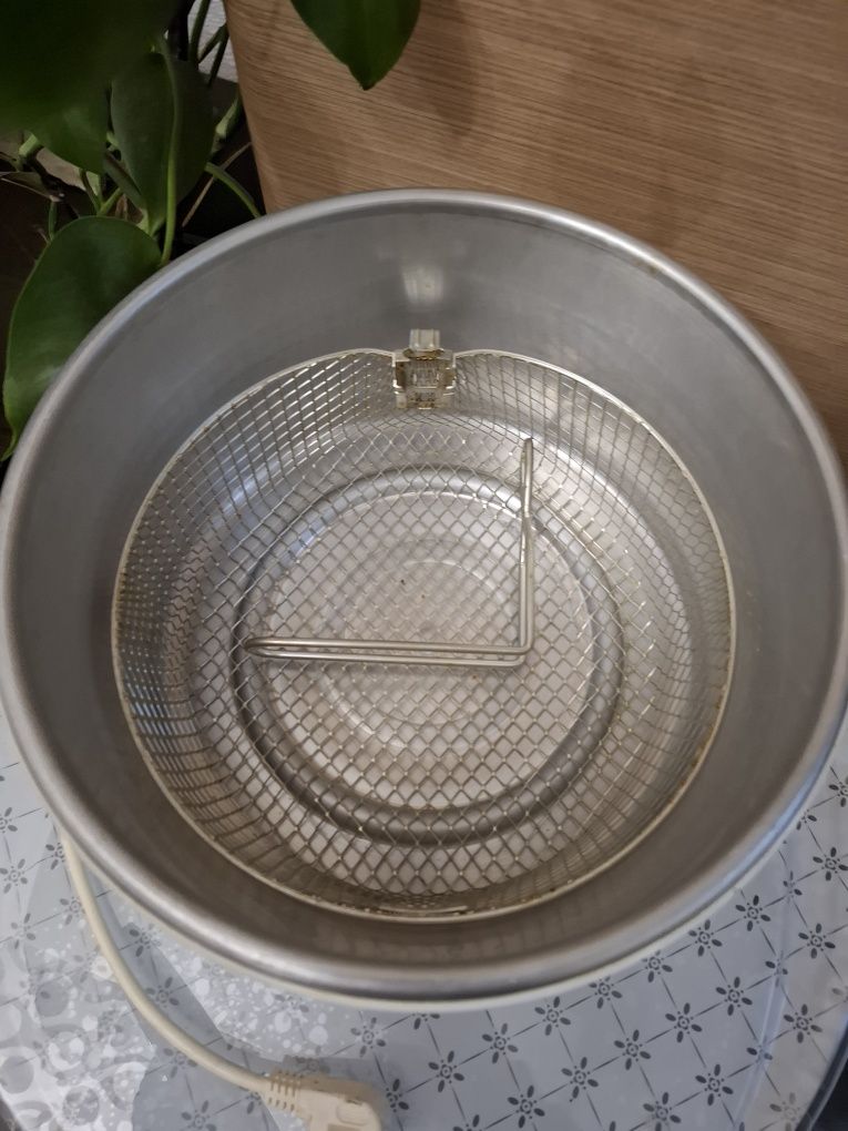 Frytkownica Tefal w bardzo dobrym stanie , polecamMaxi classik 1250g
