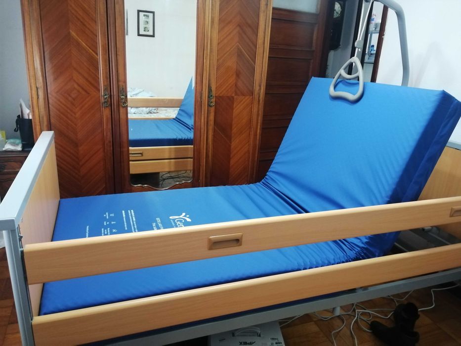 Cama elevatória elétrica Invacare e colchão antiescara. Menos 6 meses