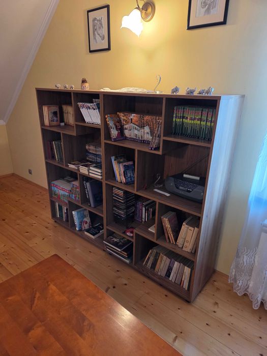 Regał na książki asymetryczna biblioteczka