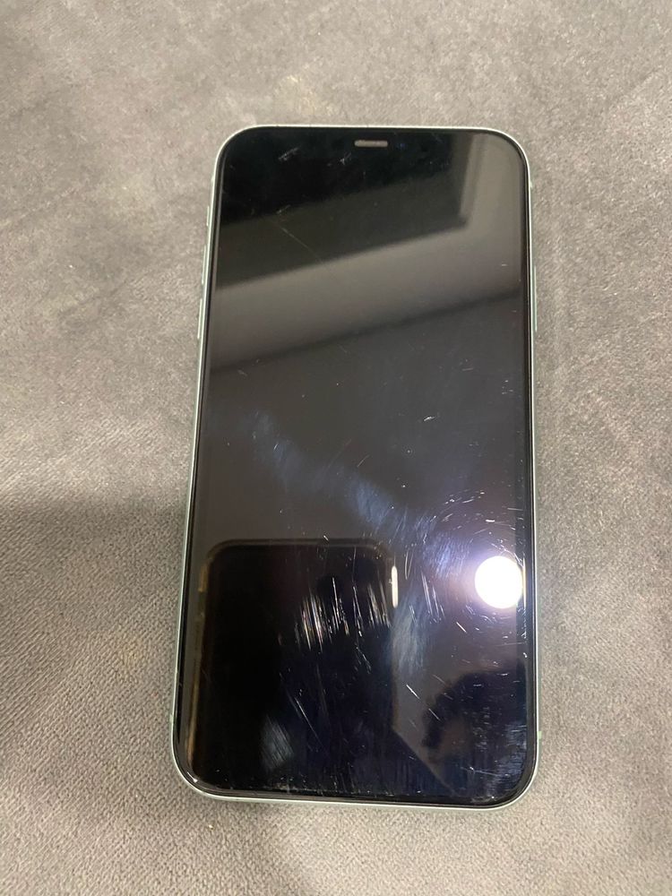 Apple iPhone 11 - 64GB