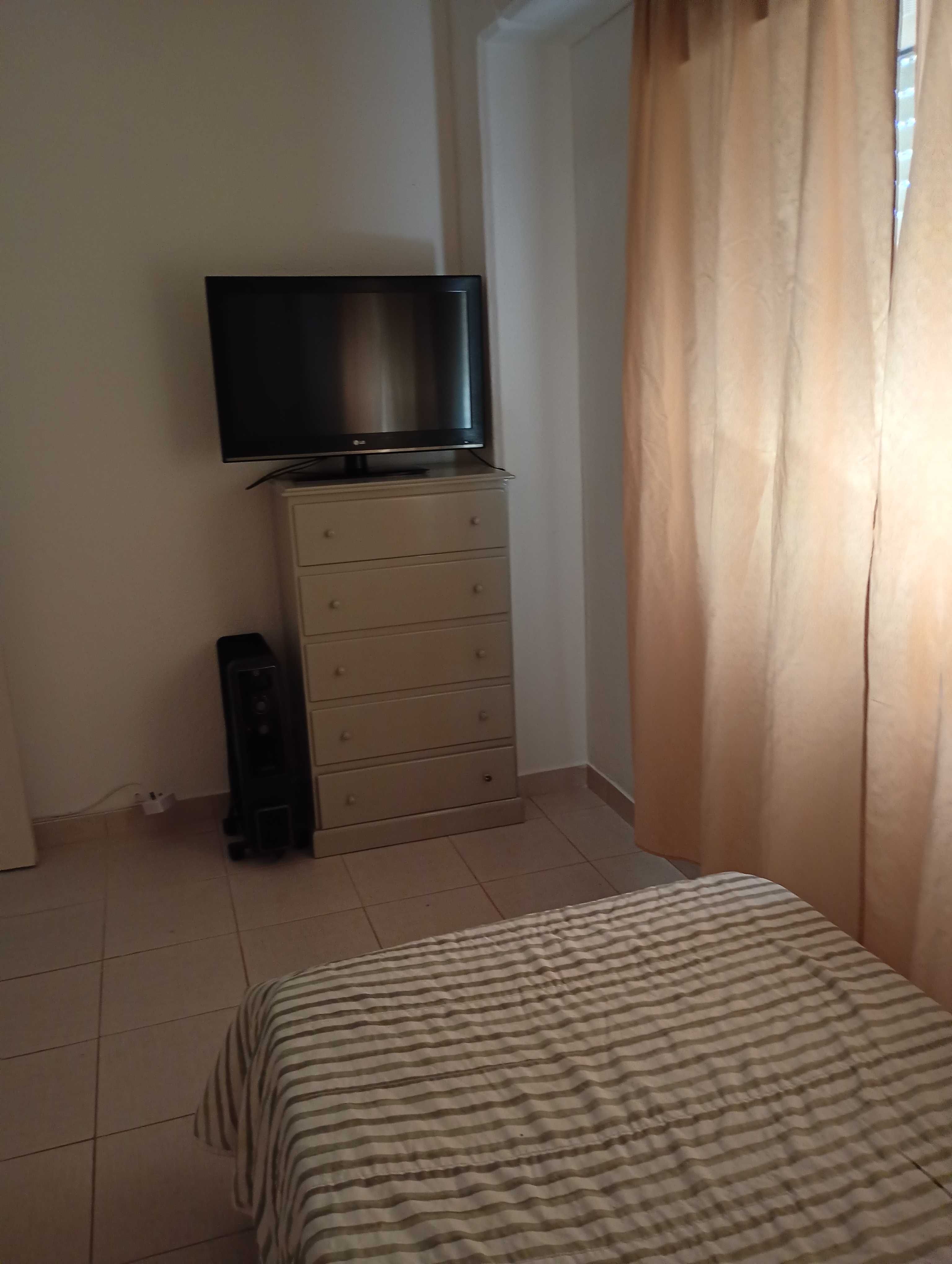 Quarto alugar moita