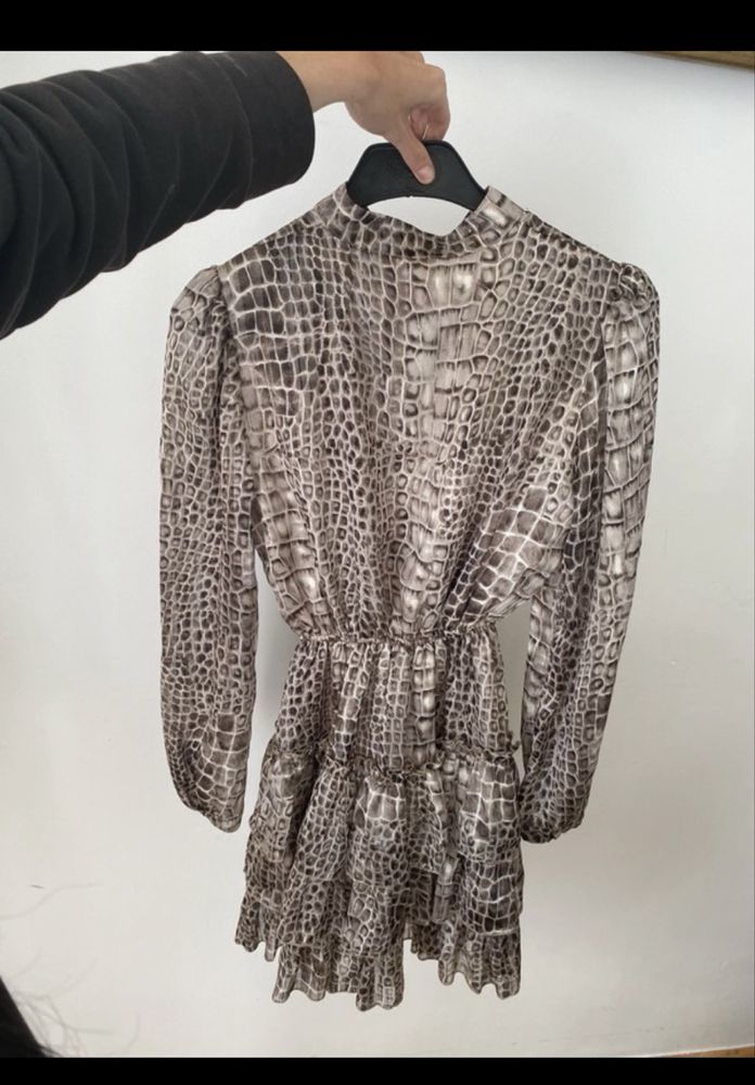 Elegancka sukienka/ złote nitki/wzór węża, rozmiar S/M (38)
