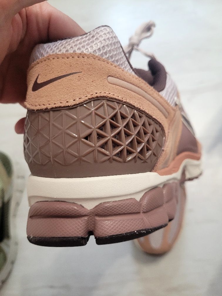 Кроссовки NIKE ZOOM VOMERO 5 нові original