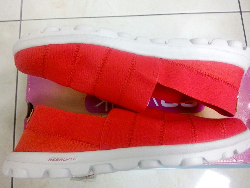 Слипоны Skechers.