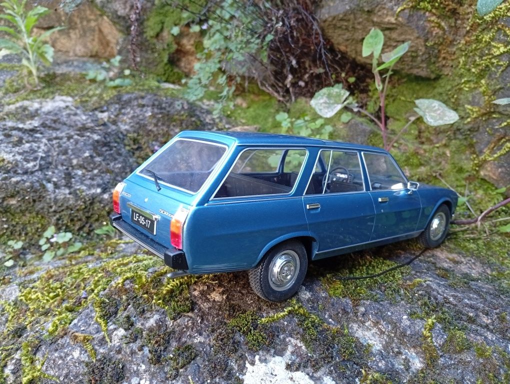 1/18 miniatura Peugeot 504 GR