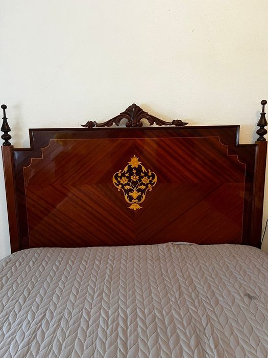 Cama antiga bem estimada vendo o quarto vai ser agora para um jovem