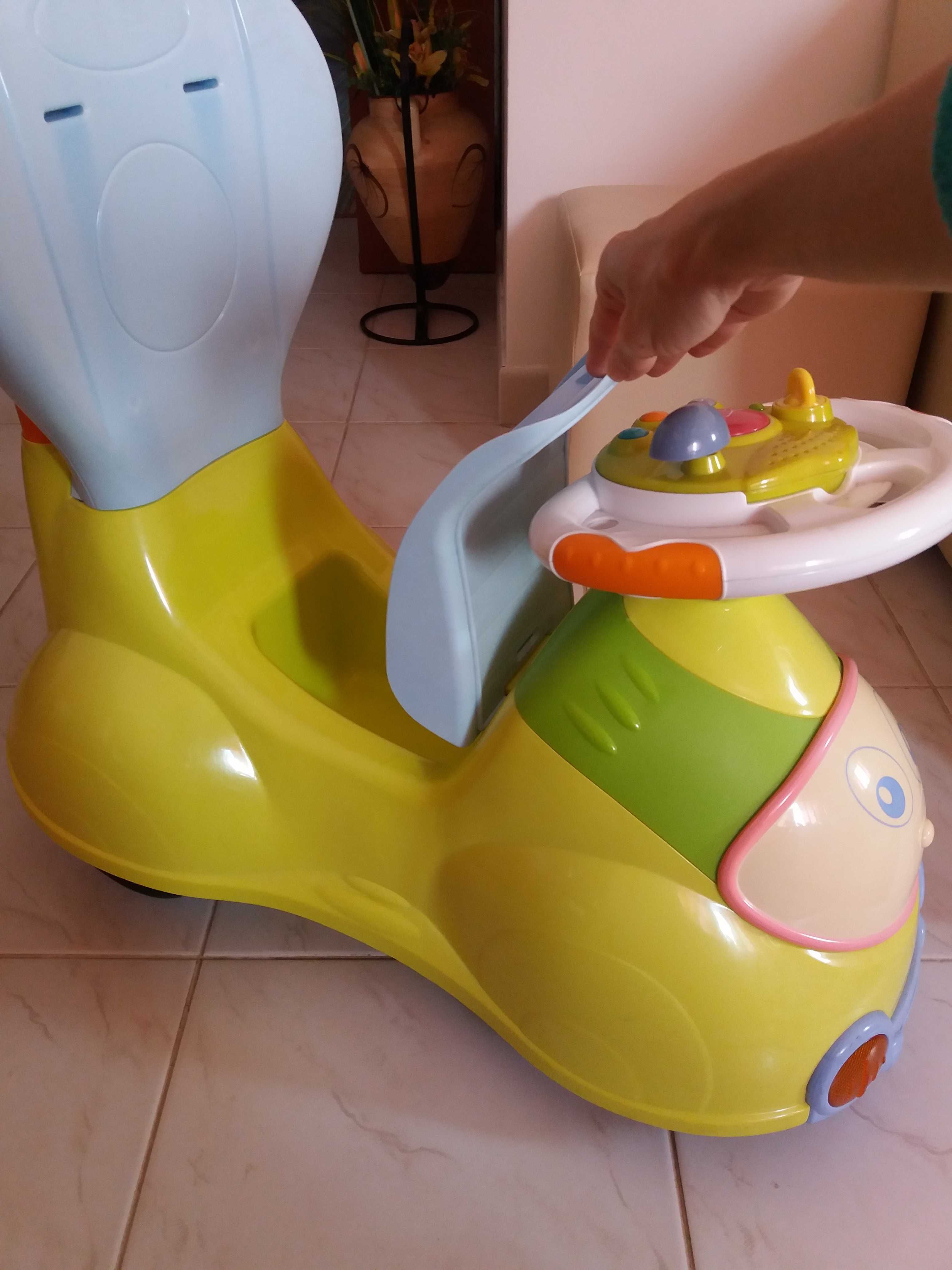 Triciclo usado colorido, com vários sons no volante e arrumação