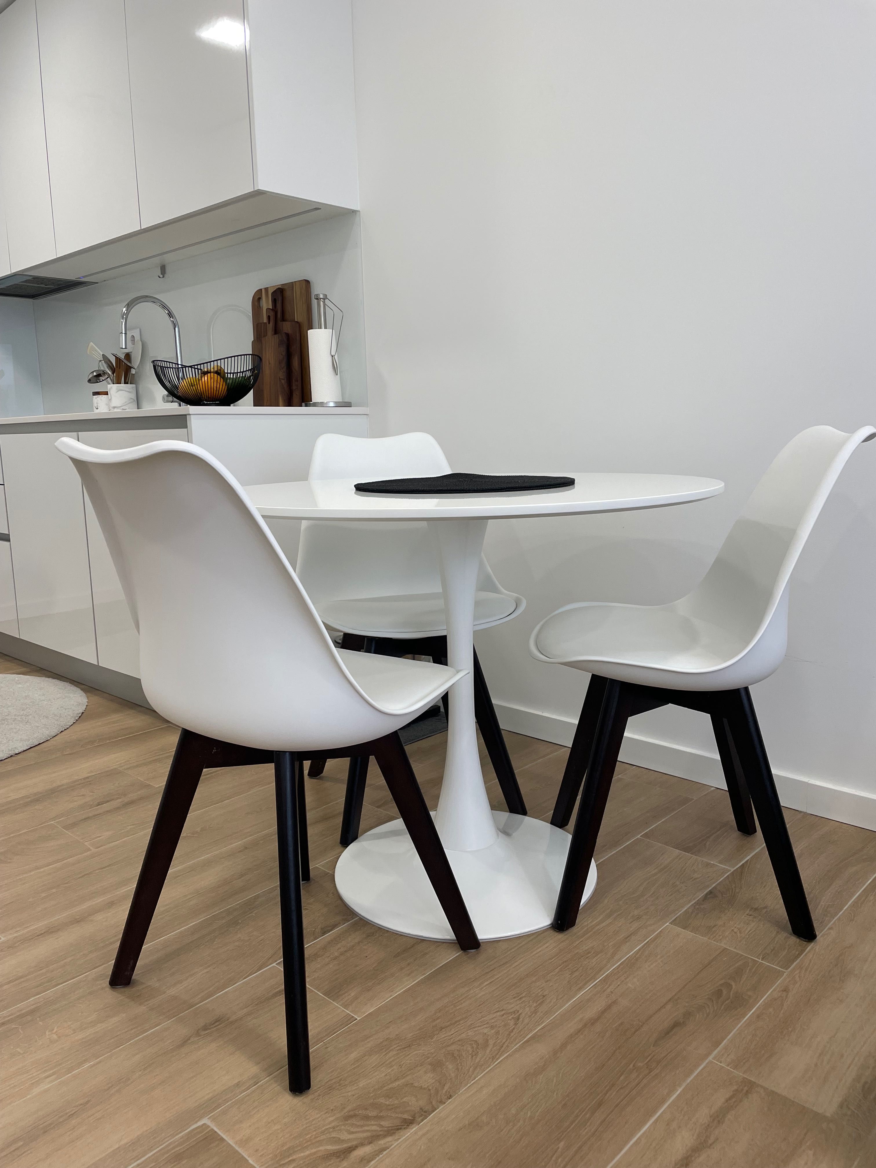 Mesa + 3 cadeiras  branco (vendo em separado)