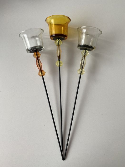 3 świeczniki na metalowym pręcie