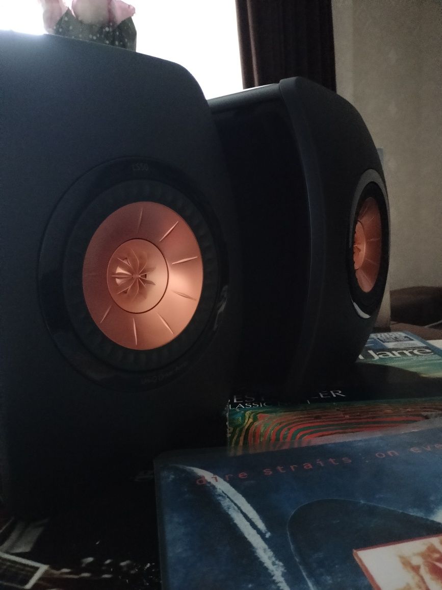 KEF LS50 - полочная HI-FI акустика