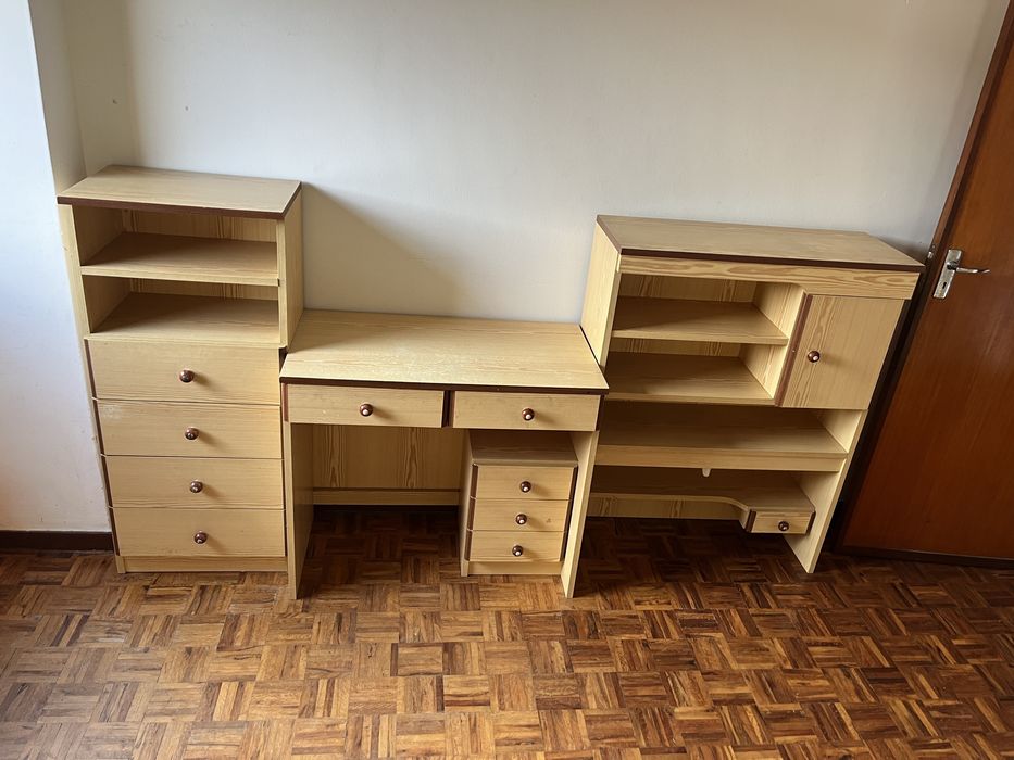 Móvel de quarto com secretária