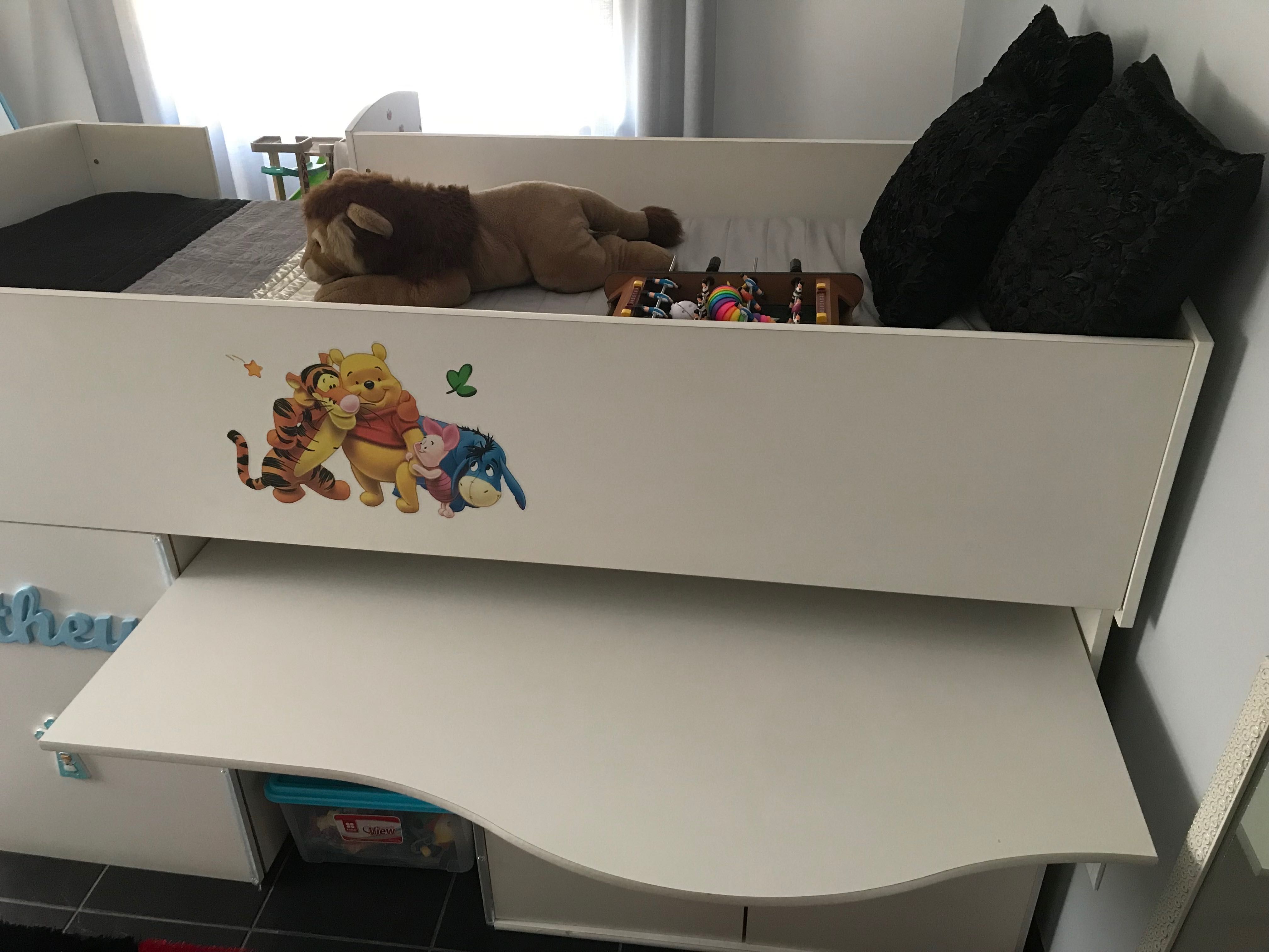 Cama beliche e secretaria